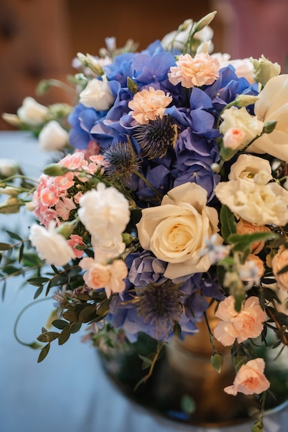 Elegante Hochzeitsdekoration aus natürlichen Blumen und grünen Elementen