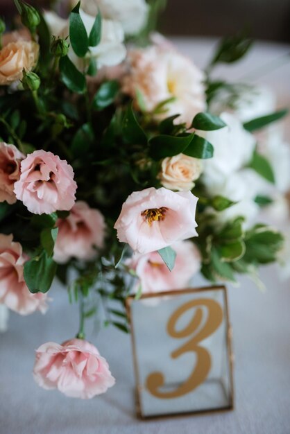 elegante hochzeitsdekorationen aus natürlichen blumen und grünen elementen