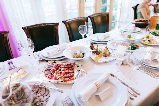 Elegante Hochzeitstafel Essen und Gläser auf dem Esstisch im Restaurant