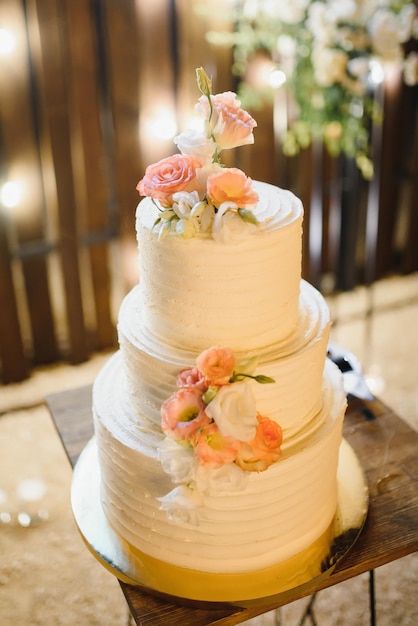 Elegante Hochzeitstorte mit Blumen und Sukkulenten