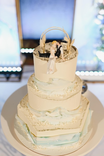 Elegante Hochzeitstorte mit Blumen und Sukkulenten