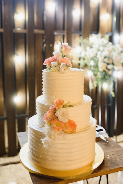 Elegante Hochzeitstorte mit Blumen und Sukkulenten