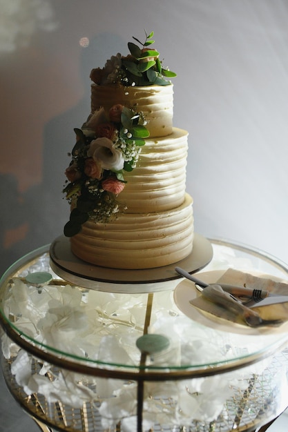 Elegante Hochzeitstorte mit Blumen und Sukkulenten