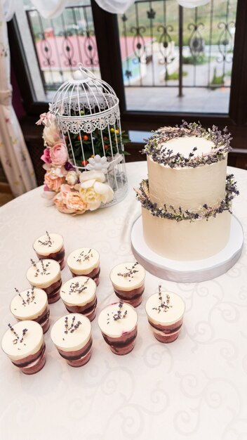 Foto elegante hochzeitstorte verziert mit blumen und sukkulenten.