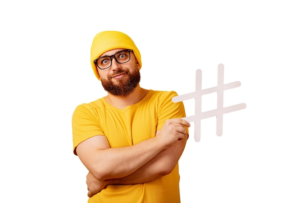 Foto elegante hombre barbudo con hashtag aislado en fondo blanco