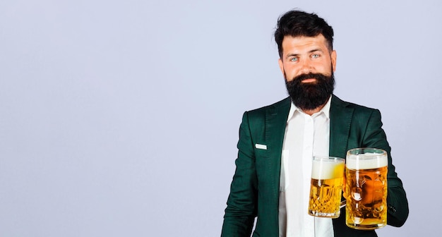 Elegante hombre barbudo con jarras de cerveza alcohol lager y dark ale alemania tradiciones oktoberfest