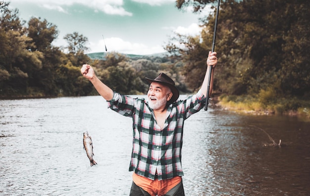 Elegante hombre barbudo pescando Captura y pesca Caza Fin de semana perfecto Solo haz eso solo Pesca f