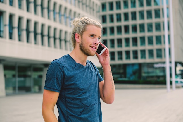 Elegante hombre hablando por teléfono