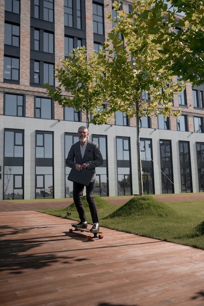 Un elegante hombre maduro en patineta.