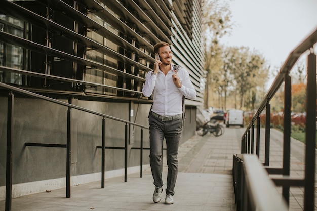 Elegante hombre de negocios caminando al aire libre