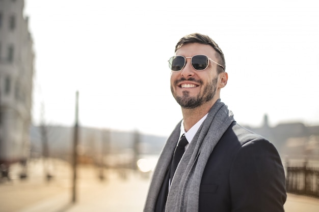 Elegante hombre de negocios sonriente