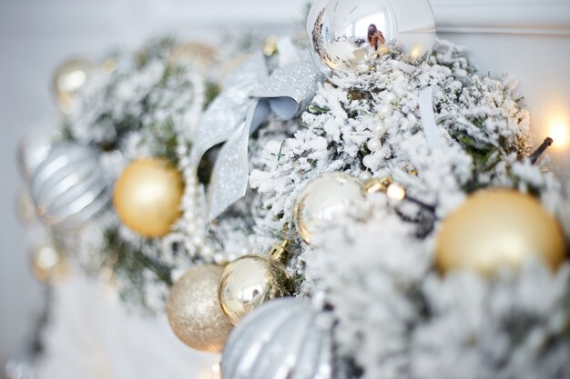 Elegante interior de año nuevo en la sala de estar con árbol de Navidad, chimenea blanca, regalos y decoraciones. Celebrando la Navidad.