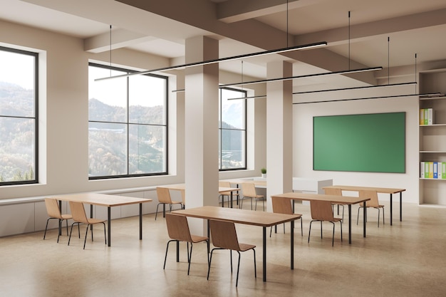 Elegante interior de aula beige con escritorio en fila y estante cerca de la ventana