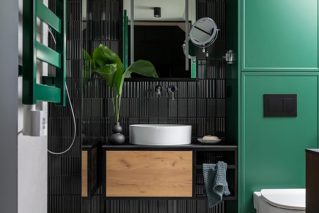 Elegante interior de baño con bañera, toallas de ducha y otros accesorios de baño personales Concepto interior moderno y de diseño Ventana de techo Plantillas