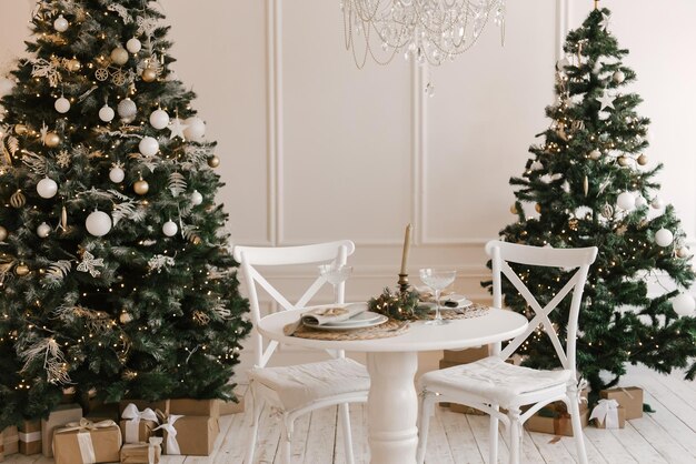 Elegante interior brilhante da sala de estar com uma árvore de Natal e uma mesa festiva