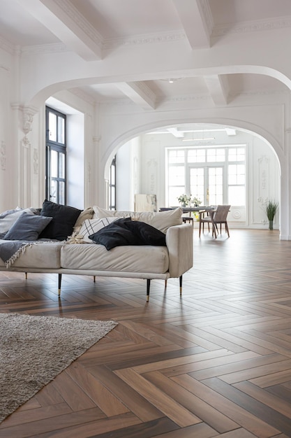 un elegante interior brillante caro de una gran sala de estar en una mansión histórica con arcos arqueados columnas y paredes blancas decoradas con adornos y estuco