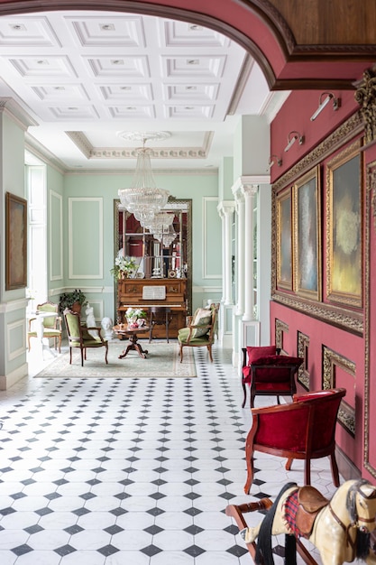 el elegante interior caro de la sala de estar en el estilo barroco histórico azulejos en el suelo paredes decoradas con madera los muebles son de estilo histórico