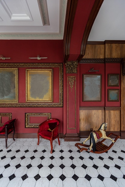 el elegante interior caro de la sala de estar en el estilo barroco histórico azulejos en el suelo paredes decoradas con madera los muebles son de estilo histórico