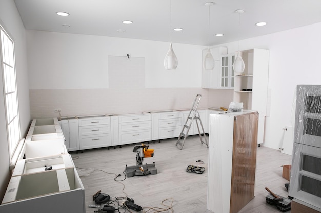 Elegante interior de cocina con muebles recién instalados