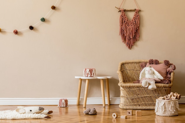 Elegante interior escandinavo de la habitación del niño con muebles, juguetes y accesorios.