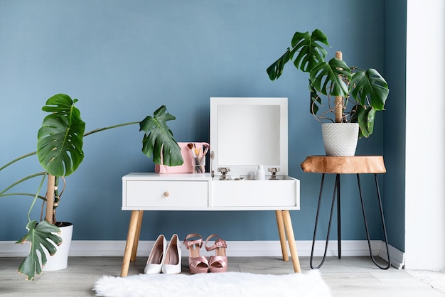 Elegante interior de habitación con elegante tocador y plantas.