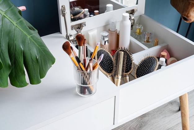 Foto elegante interior de habitación con elegante tocador y plantas.