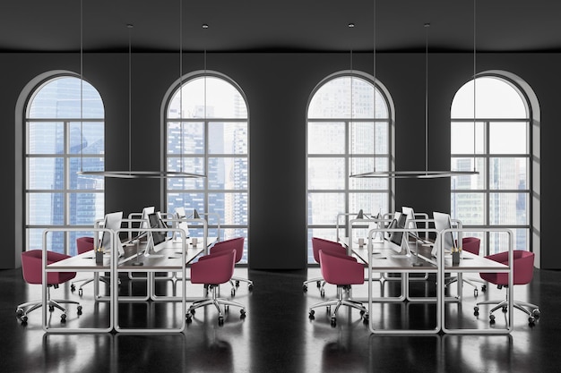 Elegante interior de lugar de trabajo con computadora y mesa en la ventana panorámica de la fila