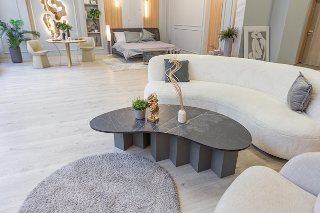 Elegante interior de lujo de moderno apartamento tipo estudio en colores pastel verdes con elementos de madera muebles y decoraciones caros