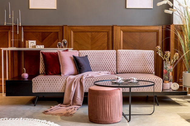 elegante interior de la sala de estar con sofá de terciopelo rosa decoración del hogar moderno y plantilla de puesta en escena del hogar