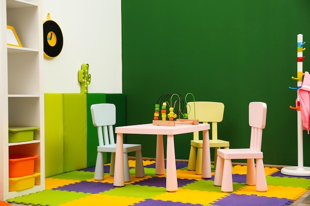 Elegante interior de sala de juegos con mesa y sillas.