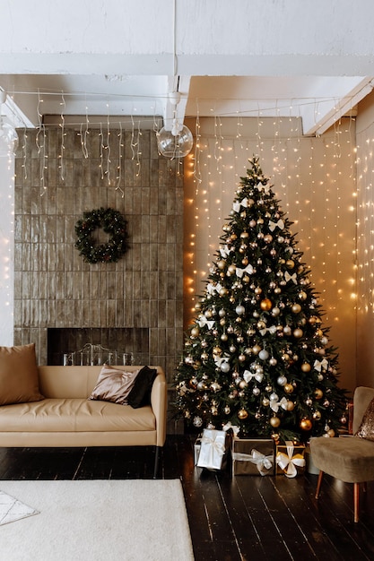 Elegante interior de salón con árbol de Navidad decorado