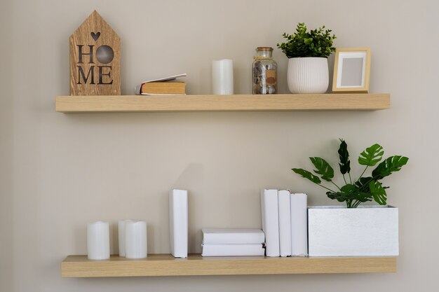 Foto elegante interior scandi con libros y flores.