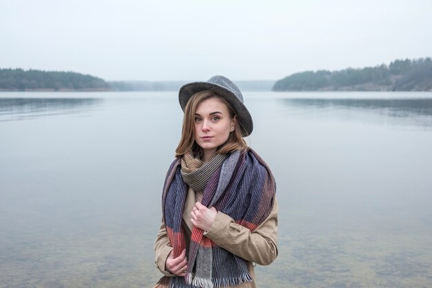 Elegante jovem ao ar livre no inverno em um dia frio e enevoado