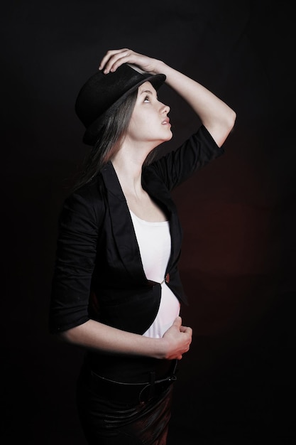 Elegante jovem de chapéu preto posando para a câmera