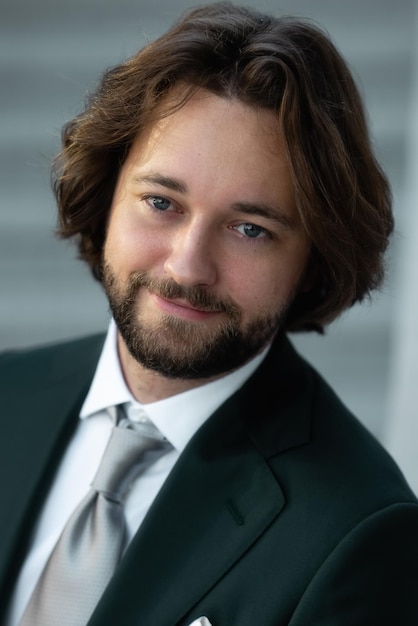 Elegante jovem de terno e gravata. Estilo de negócios. Homem bonito.