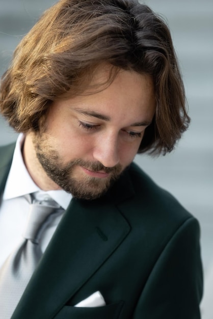 Elegante jovem de terno e gravata. Estilo de negócios. Homem bonito.