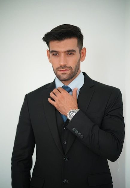 Elegante jovem homem bonito caucasiano em fundo branco Retrato de moda Studio