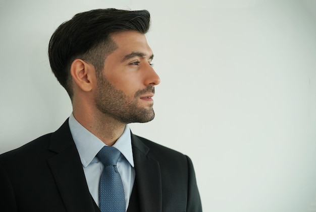 Elegante jovem homem bonito caucasiano em fundo branco Retrato de moda Studio