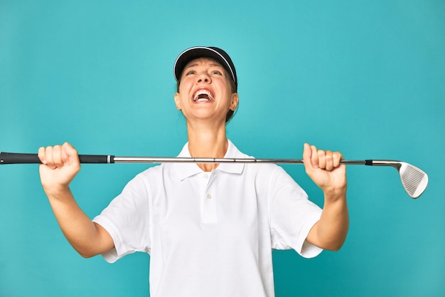 Elegante jovem jogando golfe no estúdio