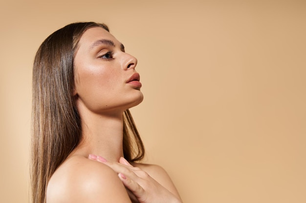 Elegante joven disfrutando de las vibraciones del verano con belleza natural y gracia en la iluminación suave
