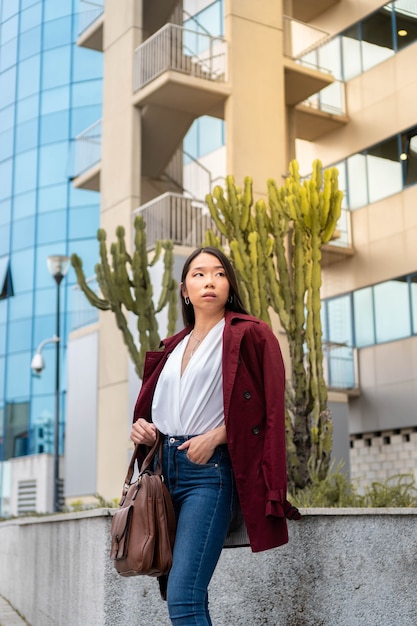 Elegante joven mujer de negocios asiática en el lugar de trabajo moderno chica china