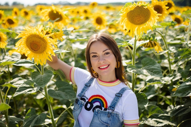 Elegante joven ucraniana en un campo con girasoles