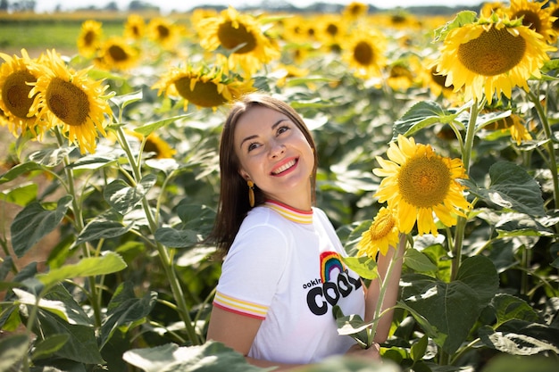 Elegante joven ucraniana en un campo con girasoles