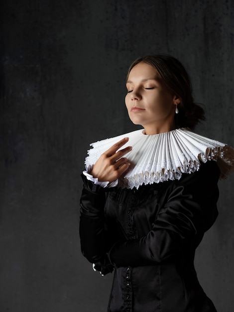 Una elegante joven con un viejo traje medieval, un retrato