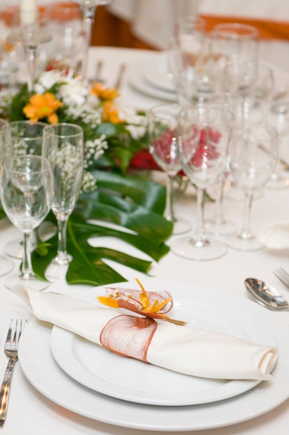 Elegante juego de mesa para una cena de lujo.