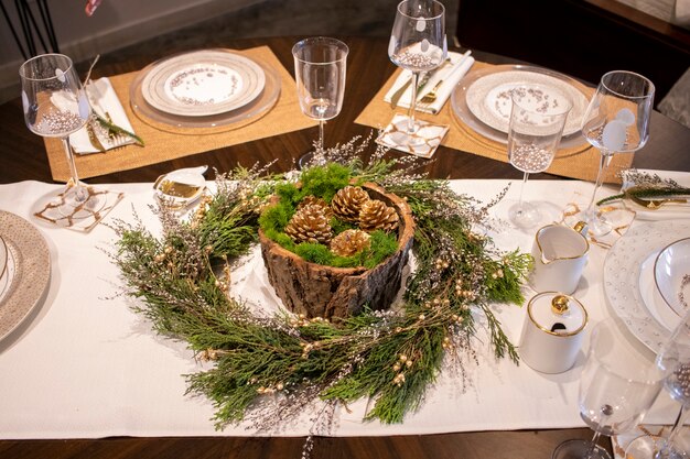 Elegante juego de mesa para la cena de Navidad.