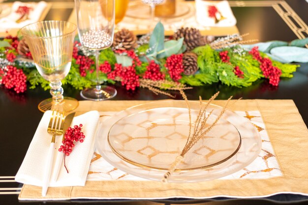 Elegante juego de mesa para la cena de Navidad.