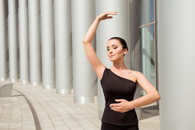 elegante junge Ballerina, die auf der Straße tanzt