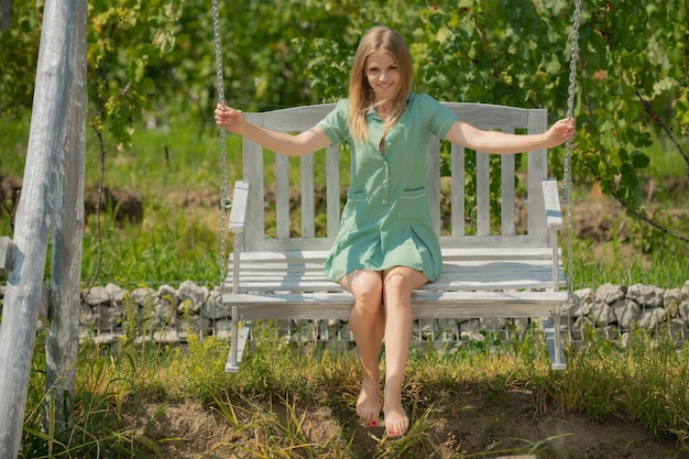 Elegante junge Frau, die von Weinberg schwingt Im Freien Lifestyle-Mode-Porträt junges Mädchen, das auf Schaukel genießt Outdoor-Porträt eines lächelnden glücklichen Mädchens