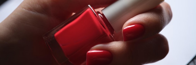 Elegante laca roja brillante en el concepto de uñas femeninas